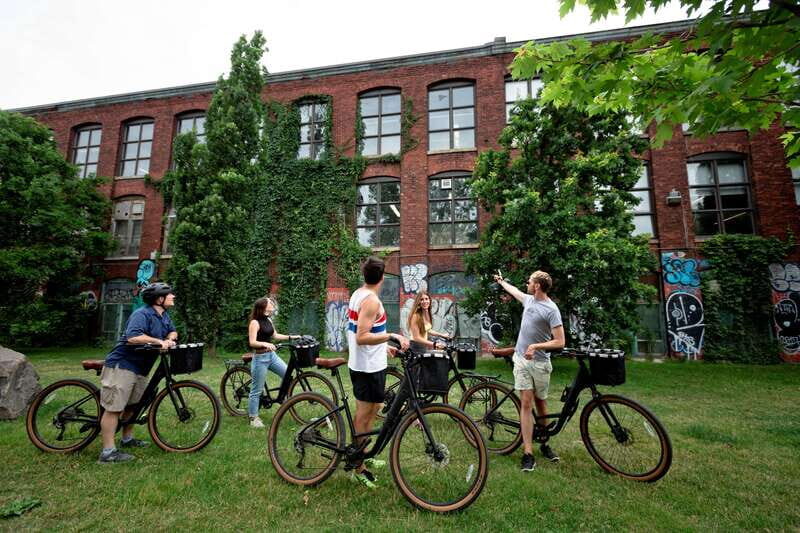 Bike/E-bike tour Plateau,MileEnd, Jean-Talon Market by Fitz - Café stop plus route basics: about 2 hours of riding