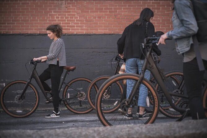 Daily Montreal Bike Rental- Be your own guide in Montreal - A smart 7-hour route using Plateau, islands, Atwater Market, downtown, and Mount Royal