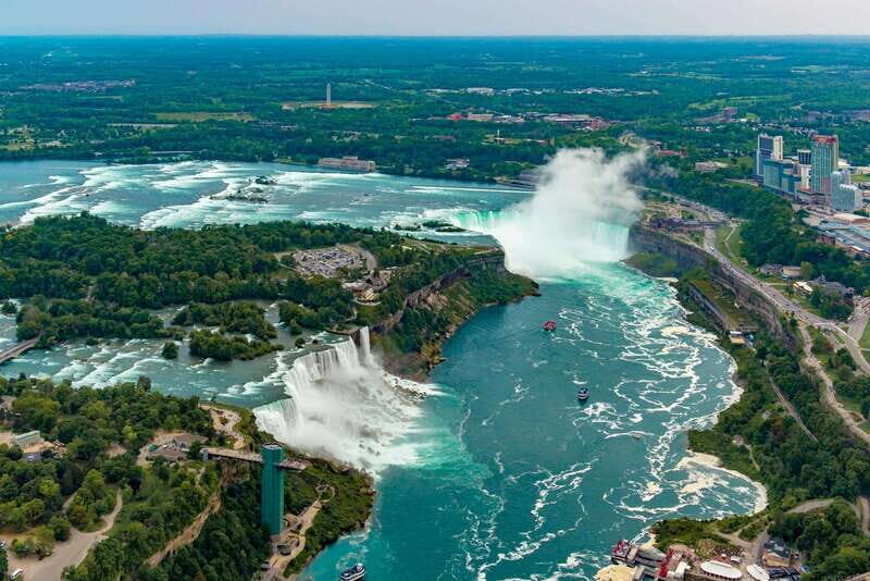 From Montreal: Toronto, Niagara Falls & 1000 Islands Tour - Day 2: Toronto highlights, starting with CN Tower and Ripley’s Aquarium