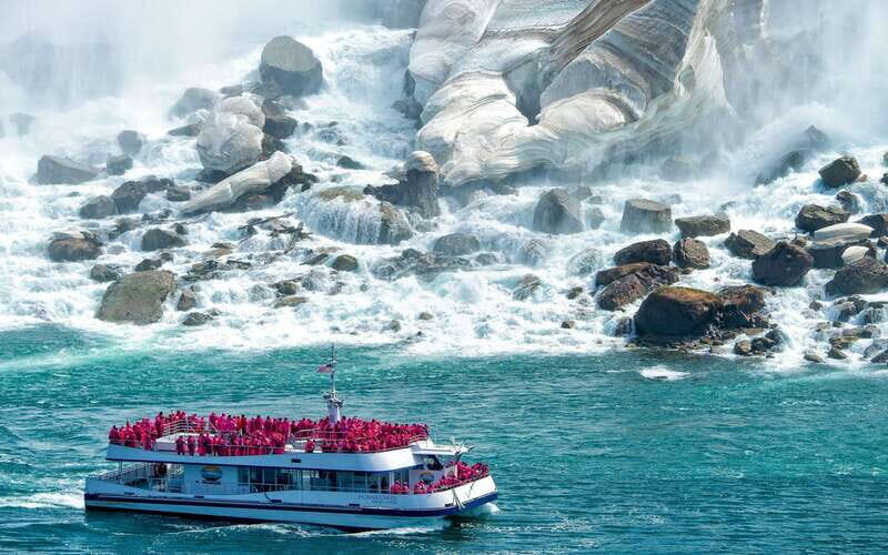 From Montreal: Toronto, Niagara Falls & 1000 Islands Tour - Guide experience: English/French and a focus on timing