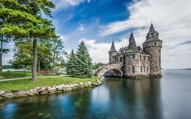 From Montreal: Toronto, Niagara Falls & 1000 Islands Tour - Should you book this Montreal to Toronto and Niagara Falls tour?