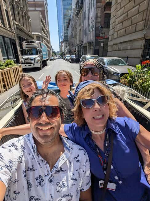 Montreal: An unforgettable guided tour in a vintage 1930s convertible car - Meeting Sonia at 119 Rue Saint-Jacques and Getting Seated