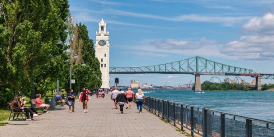 Montreal: Best of Montreal Food Walking Tour with Tastings - Starting outside St-Viateur Bagel: the warm-up that sets the whole mood