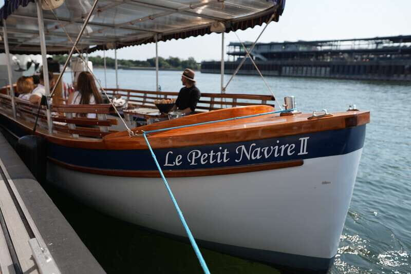 Montreal: Electric Boat Cruise with Onboard Drinks - Where to meet: Le petit navire at Jacques-Cartier Pier