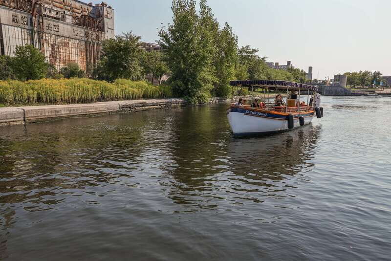 Montreal: Electric Boat Cruise with Onboard Drinks - Onboard drinks, rules, and what the experience feels like in practice
