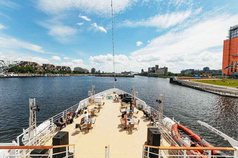 Montréal: Guided Sightseeing River Cruise - Outdoor decks and seating: where to stand (without fighting for it)