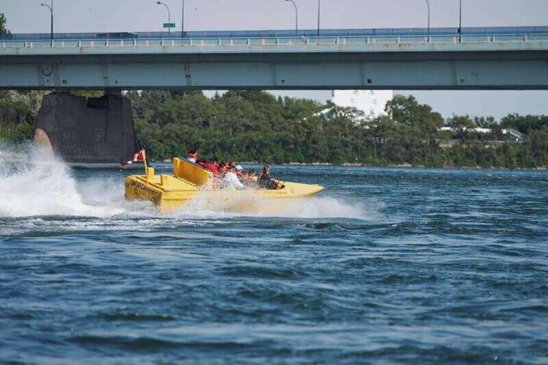 Montreal: Jet Boating on the Lachine Rapids - The human factor: guides make the chaos feel controlled