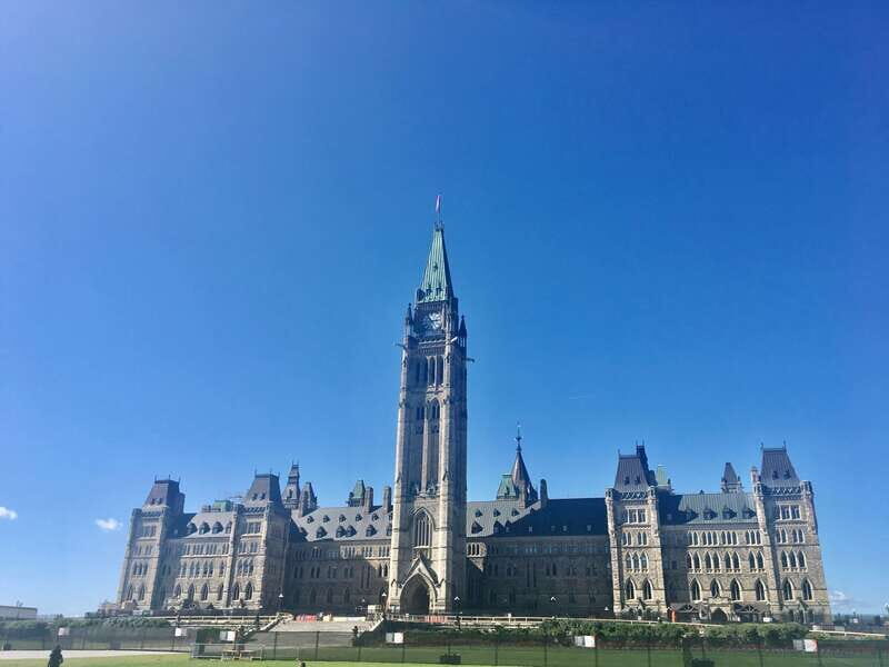 Montreal: Private Day Tour to Ottawa - Your guide in English and French makes the day click