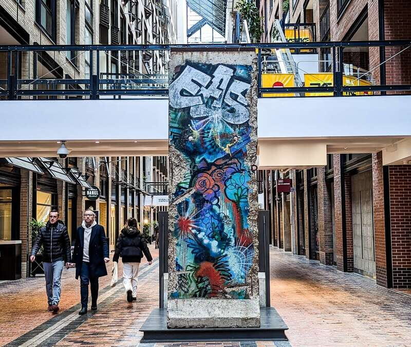 Montreal: RESO Underground City and Downtown Walking Tour - The licensed guide and small-group format: how you get more out of 2 hours