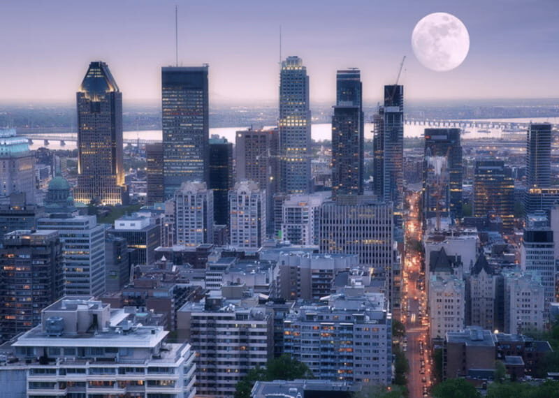 Montreal: Small Group Night Tour with La Grande Roue Entry - The guide makes it: small group, real talk, local tips