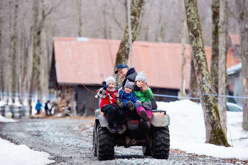 Montreal: Sugar Shack Maple Syrup Day Trip with Lunch - Lunch buffet at the farm: included value that matters