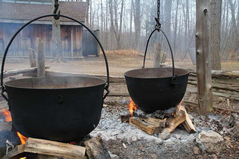 Montreal: Sugar Shack Maple Syrup Day Trip with Lunch - Weather, shoes, and how to prepare for rain-or-shine Quebec