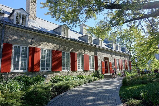Old Montreal: Self-Guided Tour from Place D‘Armes to Old Port - Place d’Armes to Notre-Dame Basilica: start with the city’s landmarks